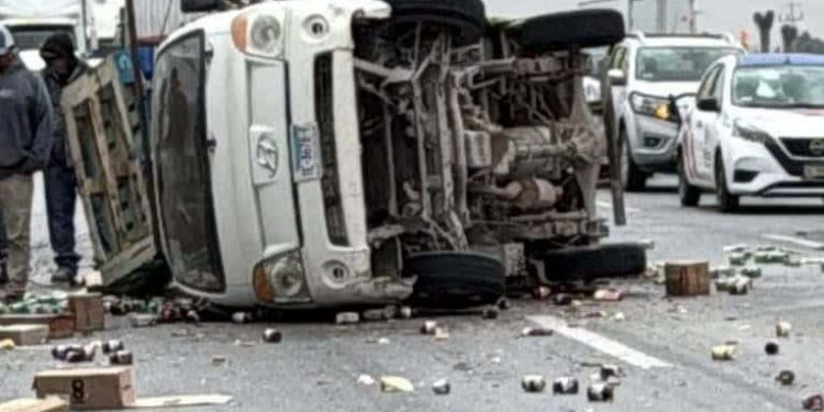Volcadura de camioneta en carretera 57 deja solo daños materiales