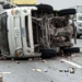 Volcadura de camioneta en carretera 57 deja solo daños materiales