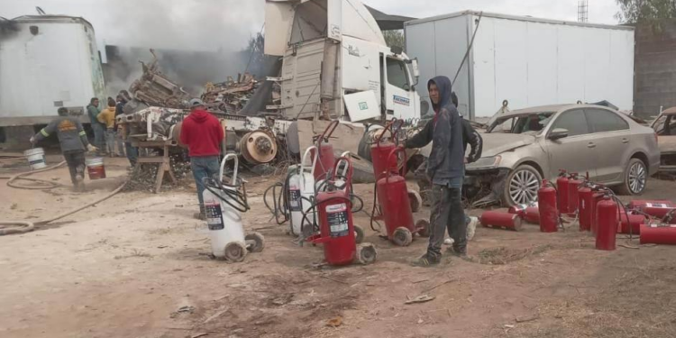 Incendio en pensión y taller de transporte en Los Salazares moviliza a cuerpos de emergencia