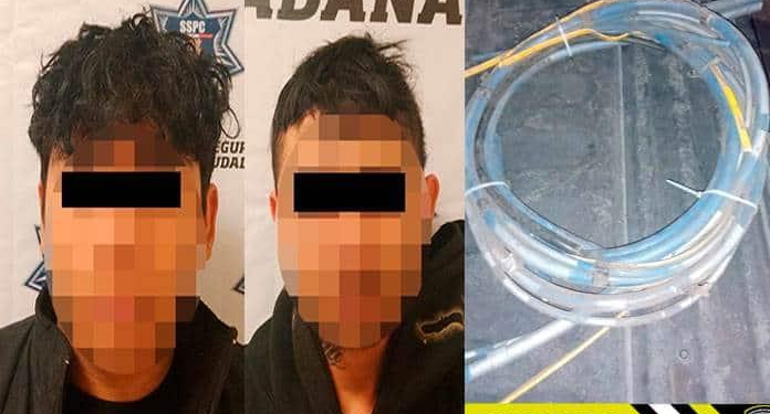 Detienen a dos hombres por robo de cableado en tráileres estacionados en Walmart de avenida Muñoz