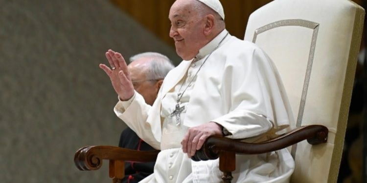 Los médicos no temen por la vida del papa Francisco, pero aún no está fuera de peligro