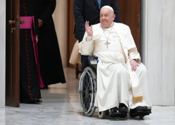 El Papa Francisco se mantiene en estado crítico en Roma, con insuficiencia renal leve bajo control, según informe médico