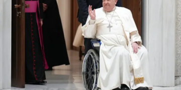 El Papa Francisco se mantiene en estado crítico en Roma, con insuficiencia renal leve bajo control, según informe médico