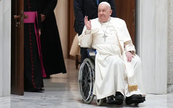 El Papa Francisco se mantiene en estado crítico en Roma, con insuficiencia renal leve bajo control, según informe médico