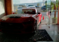 Automóvil deportivo se incrusta en restaurante de mariscos tras perder control al estacionarse
