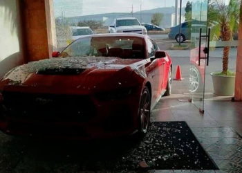 Automóvil deportivo se incrusta en restaurante de mariscos tras perder control al estacionarse