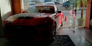 Automóvil deportivo se incrusta en restaurante de mariscos tras perder control al estacionarse