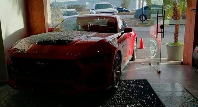Automóvil deportivo se incrusta en restaurante de mariscos tras perder control al estacionarse