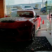 Automóvil deportivo se incrusta en restaurante de mariscos tras perder control al estacionarse