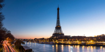 Joven turista estadounidense lanza a su bebé recién nacido desde la ventana de un hotel en París