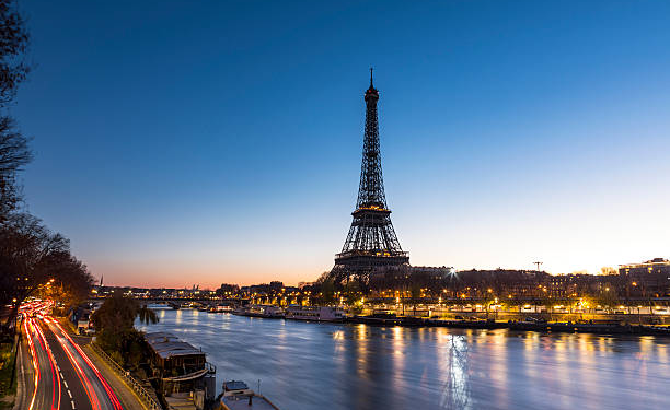 Joven turista estadounidense lanza a su bebé recién nacido desde la ventana de un hotel en París