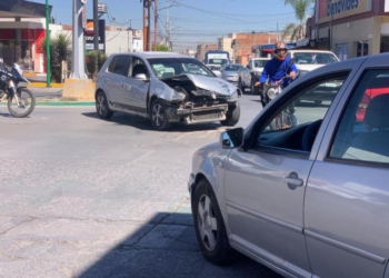 Solo daños materiales en choque de vehículos en Himno Nacional y Pedro Vallejo