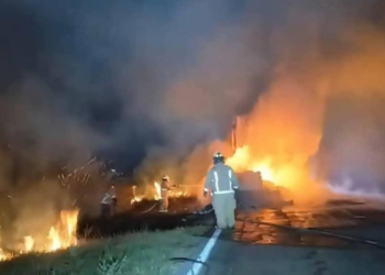 Se incendia tráiler con dos remolques en la carretera federal Ciudad Valles-Tampico