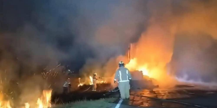 Se incendia tráiler con dos remolques en la carretera federal Ciudad Valles-Tampico