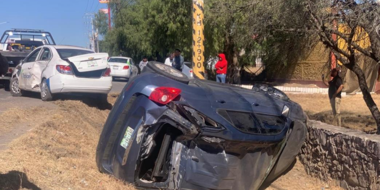 Accidente vial en carretera Zacatecas deja dos personas lesionadas