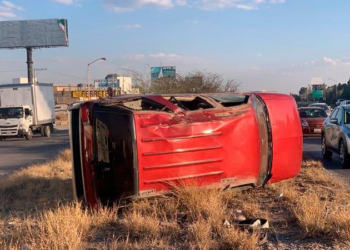 Aparatosa volcadura en carretera a México deja solo daños materiales