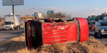 Aparatosa volcadura en carretera a México deja solo daños materiales