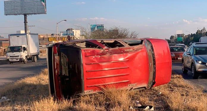 Aparatosa volcadura en carretera a México deja solo daños materiales