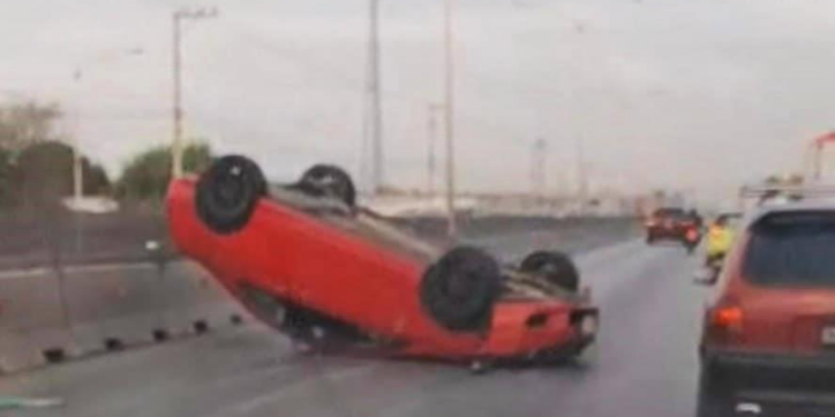 Volcadura en Circuito Potosí causa daños materiales, sin personas lesionadas