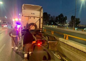 Conductor de tractocamión duerme al volante y provoca accidente en distribuidor Juárez