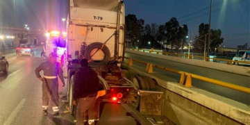 Conductor de tractocamión duerme al volante y provoca accidente en distribuidor Juárez