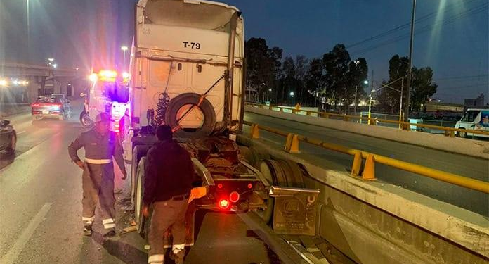 Conductor de tractocamión duerme al volante y provoca accidente en distribuidor Juárez