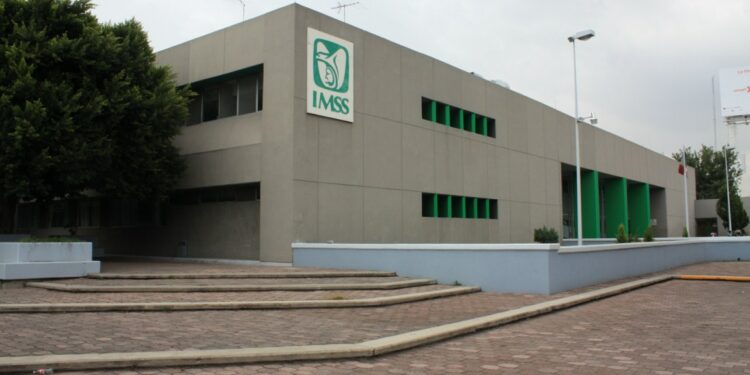 VIDEO | En el IMSS, protestan por la escasez de insumos y medicamentos para diálisis