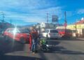 Motociclista sobrevive tras ser arrollado