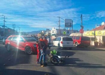 Motociclista sobrevive tras ser arrollado