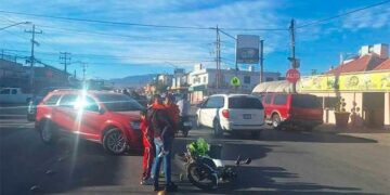 Motociclista sobrevive tras ser arrollado