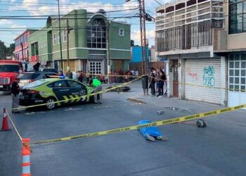 Joven motociclista pierde la vida al chocar contra un auto