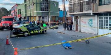 Joven motociclista pierde la vida al chocar contra un auto