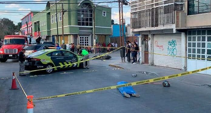Joven motociclista pierde la vida al chocar contra un auto