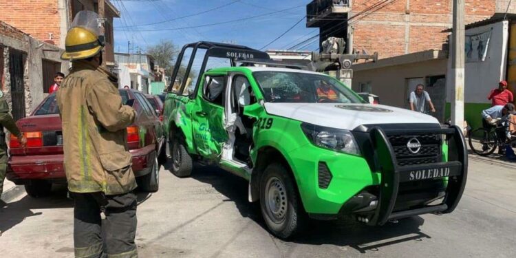 Choque aparatoso causado por policías de Soledad deja 5 heridos