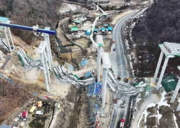 VIDEO | Tragedia en Corea del Sur: puente en construcción se desploma dejando dos muertos y cinco heridos