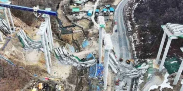 VIDEO | Tragedia en Corea del Sur: puente en construcción se desploma dejando dos muertos y cinco heridos
