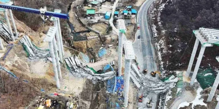 VIDEO | Tragedia en Corea del Sur: puente en construcción se desploma dejando dos muertos y cinco heridos