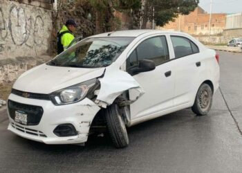 Una conductora protagoniza un accidente en el bulevar Río Españita