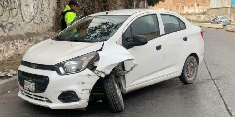 Una conductora protagoniza un accidente en el bulevar Río Españita