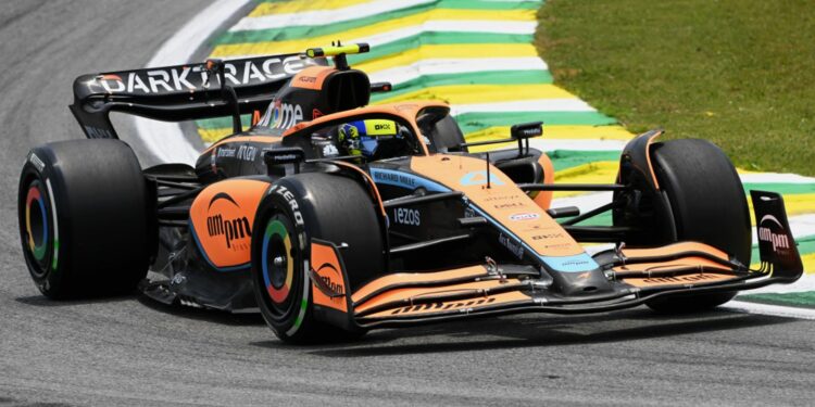 ¿Se extraña a ‘Checo’? Primer incidente de Liam Lawson con Red Bull