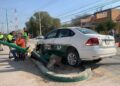 Taxi choca contra poste de alumbrado en Camino a Peñasco