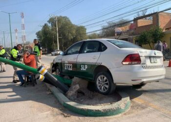 Taxi choca contra poste de alumbrado en Camino a Peñasco