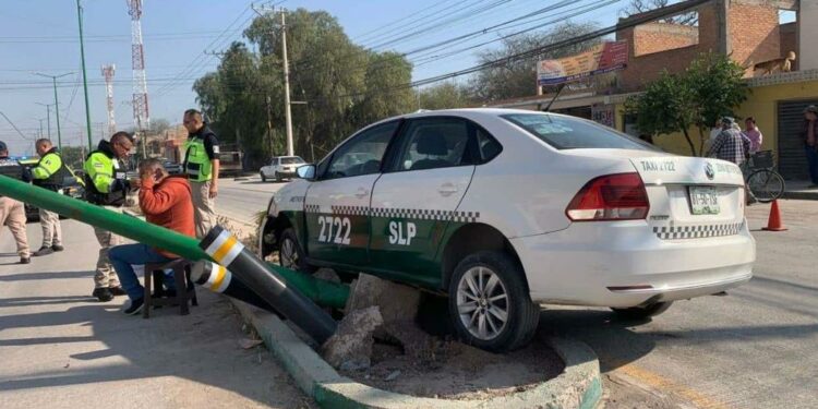 Taxi choca contra poste de alumbrado en Camino a Peñasco