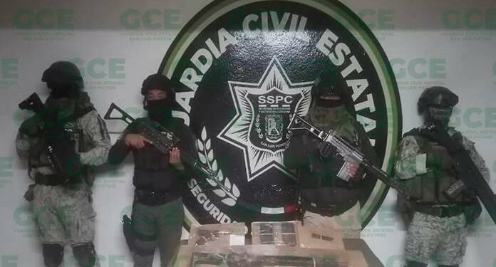 Tras enfrentamiento, aseguran armas y cargadores
