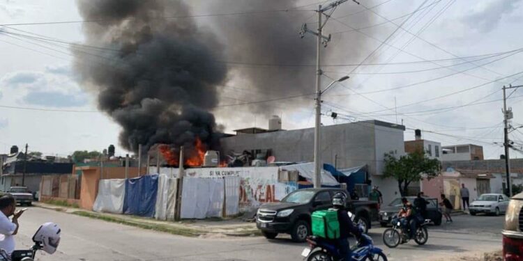 Video | Incendio en vivienda al norte de la capital es sofocado por bomberos