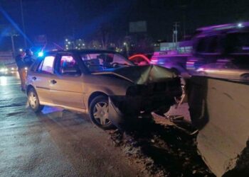 Accidente en Salvador Nava: Conductora se estrella contra la contención