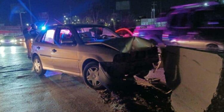 Accidente en Salvador Nava: Conductora se estrella contra la contención