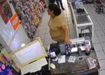 ¡Ladrona! Mujer ingresa a una tienda de celulares, finge estar interesada y termina robando el teléfono de una empleada