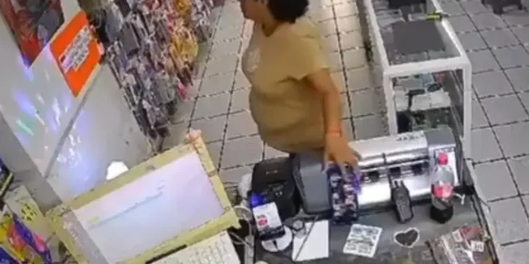 ¡Ladrona! Mujer ingresa a una tienda de celulares, finge estar interesada y termina robando el teléfono de una empleada