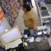 ¡Ladrona! Mujer ingresa a una tienda de celulares, finge estar interesada y termina robando el teléfono de una empleada